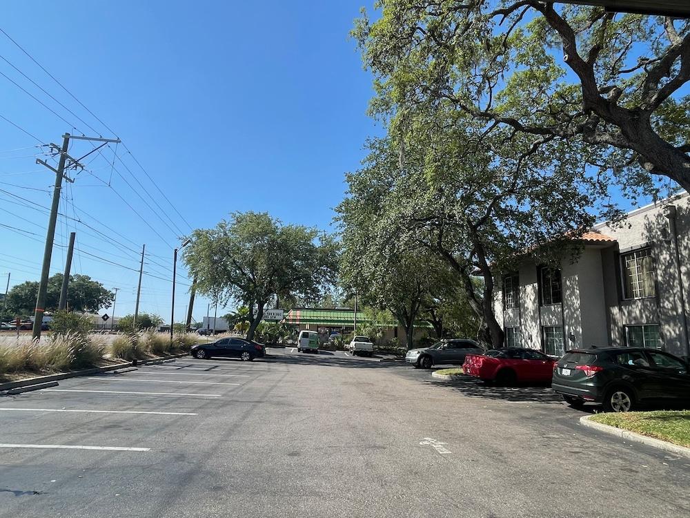 Red Roof Inn Plus & Suites Tampa Zewnętrze zdjęcie