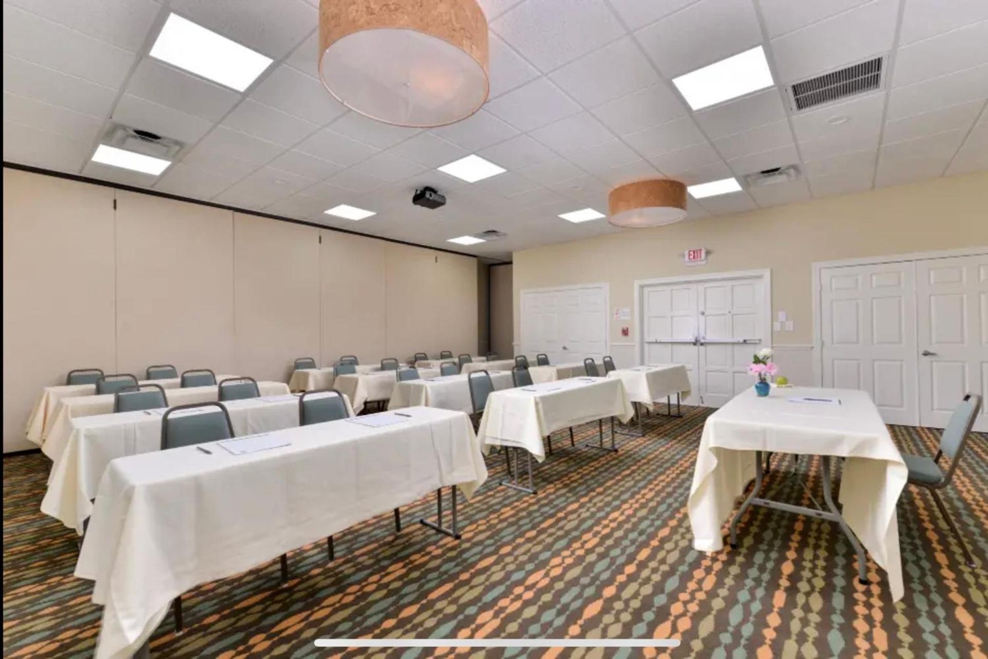 Red Roof Inn Plus & Suites Tampa Zewnętrze zdjęcie