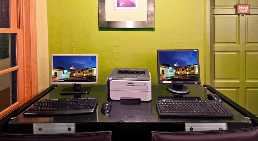 Red Roof Inn Plus & Suites Tampa Udogodnienia zdjęcie
